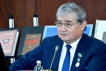 Фотография к новости: ҚХА-дан сайланған депутат алғаш рет шығып қалып отыр. Әбдірахманов сайлау туралы айтты