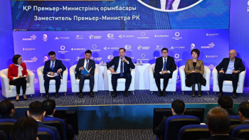 Фотография к новости: Орыс тілінде керемет сөйлеп жатырсыздар. Тоғжанов орыс тілінде баяндама жасағандарды сынға алды