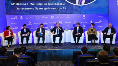 Орыс тілінде керемет сөйлеп жатырсыздар. Тоғжанов орыс тілінде баяндама жасағандарды сынға алды