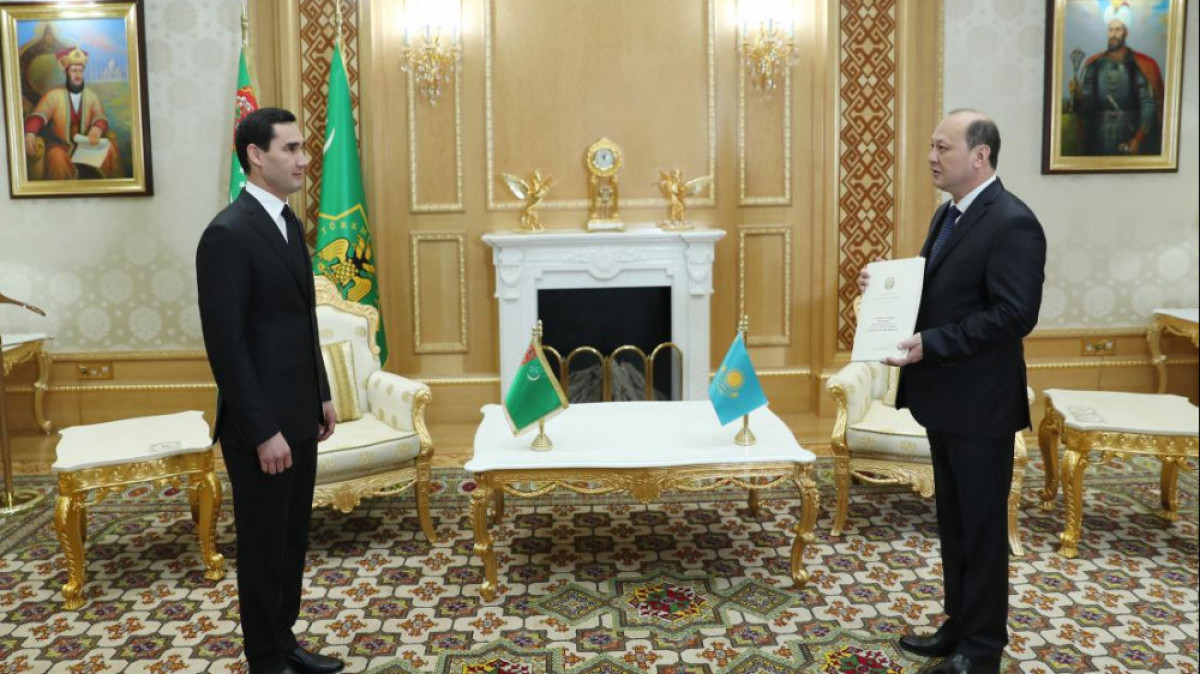 Қазақстан елшісі Түрікменстан Президентіне сенім грамотасын табыстады