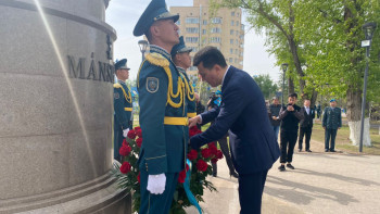 Фотография к новости: Мемлекеттік хатшы Мәншүк Мәметованың ескерткішіне гүл шоғын қойды