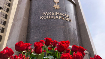 Фотография к новости: Елордалықтар Рақымжан Қошқарбаевтың ескерткішіне гүл шоқтарын қойды