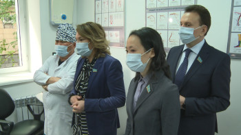 Фотография к новости: Мәжілісмендер дәрігерлермен кездесті