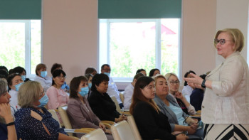 Фотография к новости: Мәжіліс депутаттары өскемендік дәрігерлерге референдумның мәнін түсіндірді