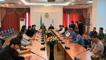 Фотография к новости: Депутаттар референдум маңызын түсіндірді