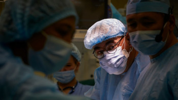 Фотография к новости: Белгілі түркиялық дәрігер елордада балаларға ота жасады