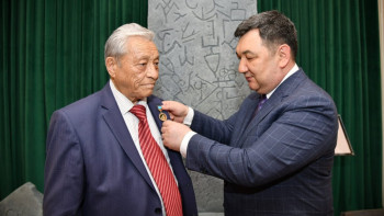 Фотография к новости: Түркі жазуы күні түрколог ғалым марапатталды