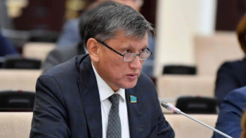 Фотография к новости: Көбінің айлығы белгілі ғой: Сенатор жастардың үй алу жағдайы төмен екенін айтты