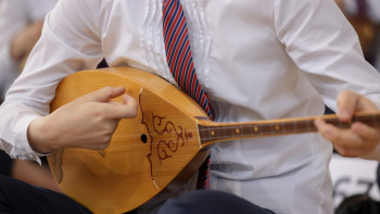 Фотография к новости: Киелі үкілі домбыра. Гиннес кітабына енетін домбыра сабағы қалай өтті?