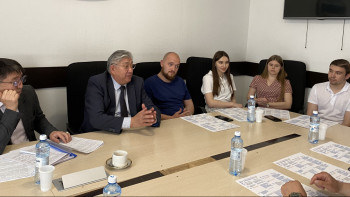 Фотография к новости: Референдум. Штаб мүшелері еңбек ұжымымен кездесті