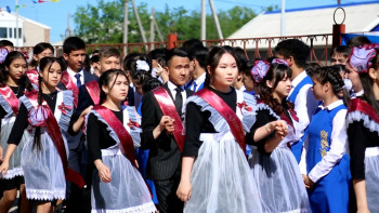 Фотография к новости: Атырауда 200 мектепте соңғы қоңырау соғылды