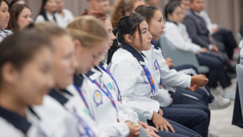 Фотография к новости: Еліміздің туын әлемге танытқаныма қуаныштымын – Францияда жеңіске жеткен жас спортшылар