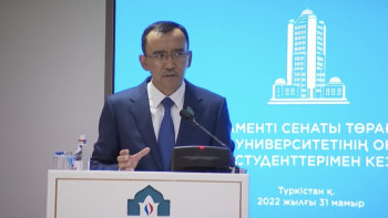 Фотография к новости: Сенат төрағасы түркістандық студенттерге референдумның маңызын түсіндірді