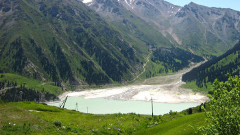 Фотография к новости: Үлкен Алматы өзені арқылы көпір салынып, 220 жұмыс орны ашылды