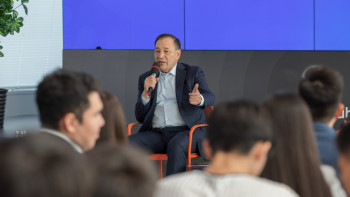 Фотография к новости: Ұят жағдай болды. Тоғжанов сахнада ерсі қылық көрсеткендер туралы