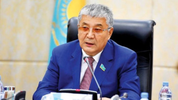 Фотография к новости: Қыруар қаржы, жаңа оқулық. Депутат білім саласындағы реформаларды сынады