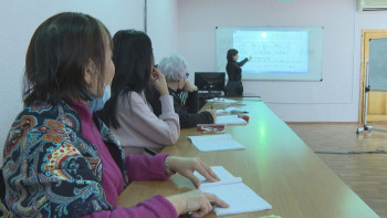 Фотография к новости: Зейнеткер студенттерге дипломдар табыс етілді