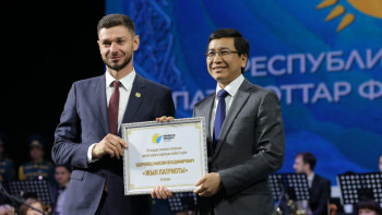 Фотография к новости: Асхат Аймағамбетов «Ғылым және білім» саласының патриотын марапаттады