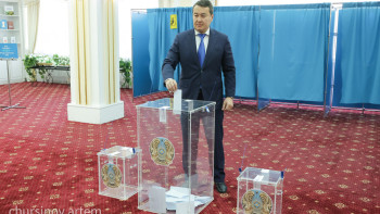 Фотография к новости: Әлихан Смайылов референдумда алғашқылардың бірі болып дауыс берді