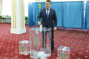 Фотография к новости: Әлихан Смайылов референдумда алғашқылардың бірі болып дауыс берді