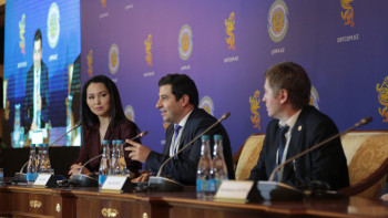 Фотография к новости: Музыка, бауырсақ пен тәттілер. Шетелдік бақылаушылар сайлау мереке сияқты өтіп жатқанын айтты