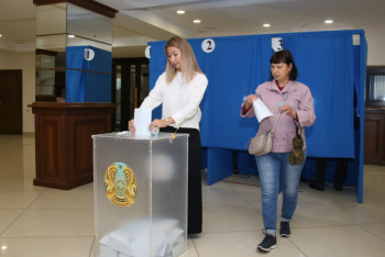 Фотография к новости: Өскемендегі сайлау учаскелерінде халық көп