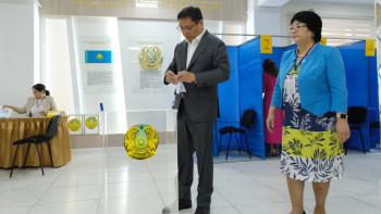 Фотография к новости: Алматы әкімі алғашқылардың бірі болып референдумда дауыс берді