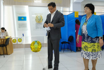 Фотография к новости: Алматы әкімі алғашқылардың бірі болып референдумда дауыс берді