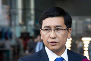 Фотография к новости: Аймағамбетов 1-сыныпта 3 тілді меңгеру тиімсіз екенін мойындады