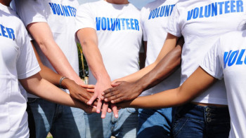 Фотография к новости: Алматылық волонтерлер биыл мыңнан астам тұрғынға көмектесті