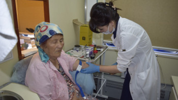 Фотография к новости: Жәрдем медициналық пойызы Аққыстау ауылында тұр