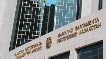 Фотография к новости: Екі депутат Мәжілістен кетті 