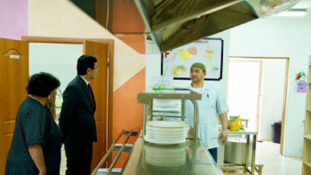 Фотография к новости: Жарты литр су 350 теңге. Аймағамбетов мектеп асханаларындағы бағаны сынады