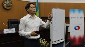 Фотография к новости: Жаңа Қазақтанды Үкіметтен күтіп отыру дұрыс емес – Олжас Сүлейменов