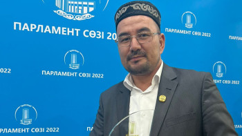 Фотография к новости: BAQ.KZ бас редакторы «Парламент сөзі» сыйлығына ие болды