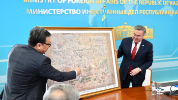 Фотография к новости: СІМ-ге Қазақстанның «Қазақия» кезіндегі картасы табысталды