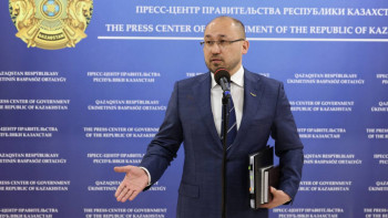 Фотография к новости: Айғайлап жатқан сіз ғой. «Арт спорт» жайында жиналысқа келген ата-аналар Абаевқа сөз бермеді