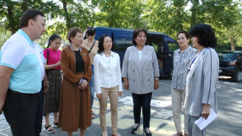 Фотография к новости: Мәжіліс депутаттары Ақсудағы мектептің жөнделу барысымен танысты