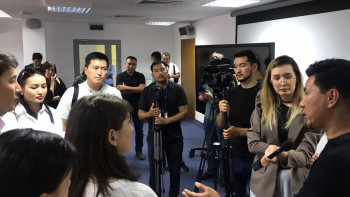 Фотография к новости: Назарбаев мектебіндегі наразылық: Не үшін қазақ сыныптарына көбірек грант берілмейді?