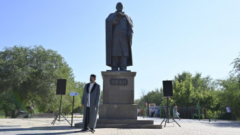 Фотография к новости: Ақтөбеліктер Абайдың өлеңдерін оқып, рухына тағзым етті