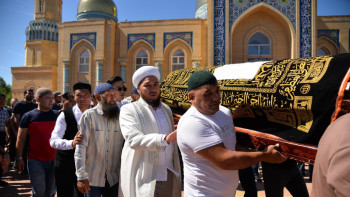 Фотография к новости: Қостанайлықтар 5 жасар Мәдинаны соңғы сапарға шығарып салды