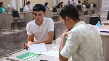 Фотография к новости: Ақтауда бос жұмыс орындары жәрмеңкесі өтті