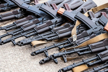 Фотография к новости: Қаңтар оқиғасы. Қылмыскерлер резиденциядан 130 қаруды ұрлап кеткен