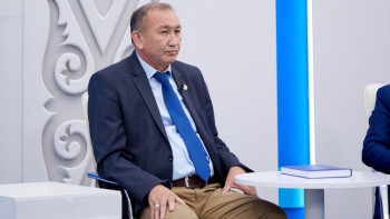 Фотография к новости: "Портретін алып тастау керек". Бәшімов Конституцияда Елбасы деген түсінік жоқ екенін айтты