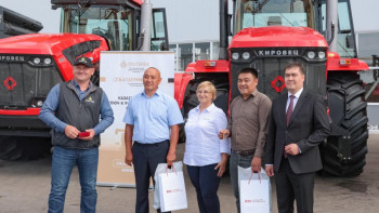 Фотография к новости: Қостанайлық диқандарға алғашқы «Кировец» тракторлары мен «ESSIL» комбайны табыс етілді