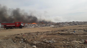 Фотография к новости: Ақтөбеде қоқыс полигоны әлі өртеніп жатыр