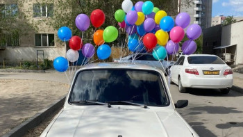 Фотография к новости: Қазақстандықтар «Запорожец» көлігімен жол апатына түскен зейнеткерге қомақты қаражат жинап берді