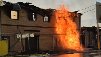 Фотография к новости: Қару дүкенінен басталған өрт әлі сөнген жоқ