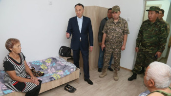 Фотография к новости: Облыс әкімі өрттен зардап шеккен тұрғындармен жолықты