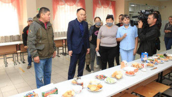 Фотография к новости: Архимед Мұхамбетов  тұрғындар уақытша тұрақтаған мектепке барды